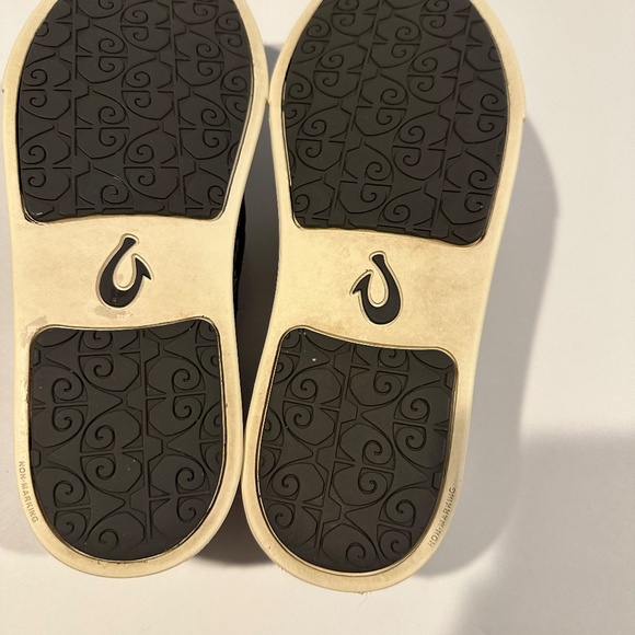 Olukai Pehuea - Dark Gray size 6.5 - Picture 3 of 5